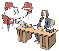 Person sitzt an einem Schreibtisch